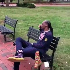 Snoop Dogg fume un joint devant la Maison Blanche.