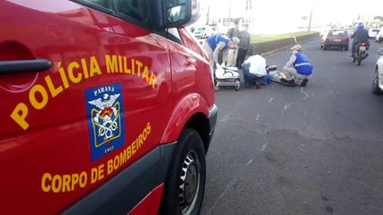 Motociclista sofre queda ao desviar de cão
