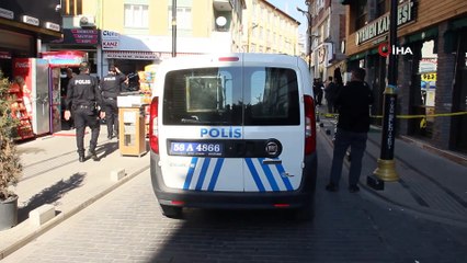 Muhtar parke taşı parası için kan döktü