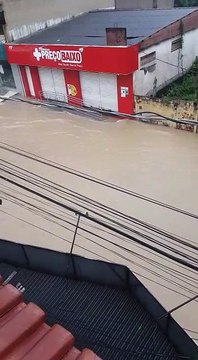 Ruas totalmente alagadas no bairro Cobilândia, em Vila Velha