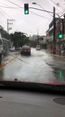 Avenida Marechal Campos, em Vitória, alagada