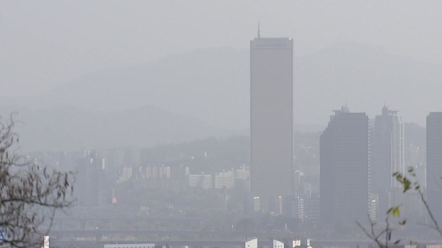 中 스모그 공습에 다시 미세먼지...주말도 잿빛하늘 / YTN