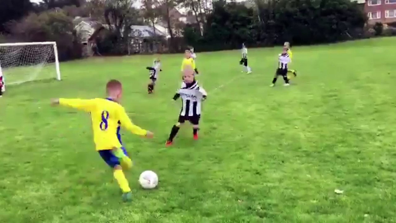 Il pousse son enfant pour arrêter un but !