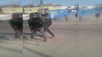 Trafik işlerken 3 katlı binayı yıktılar, onlarca sürücü ölümden döndü