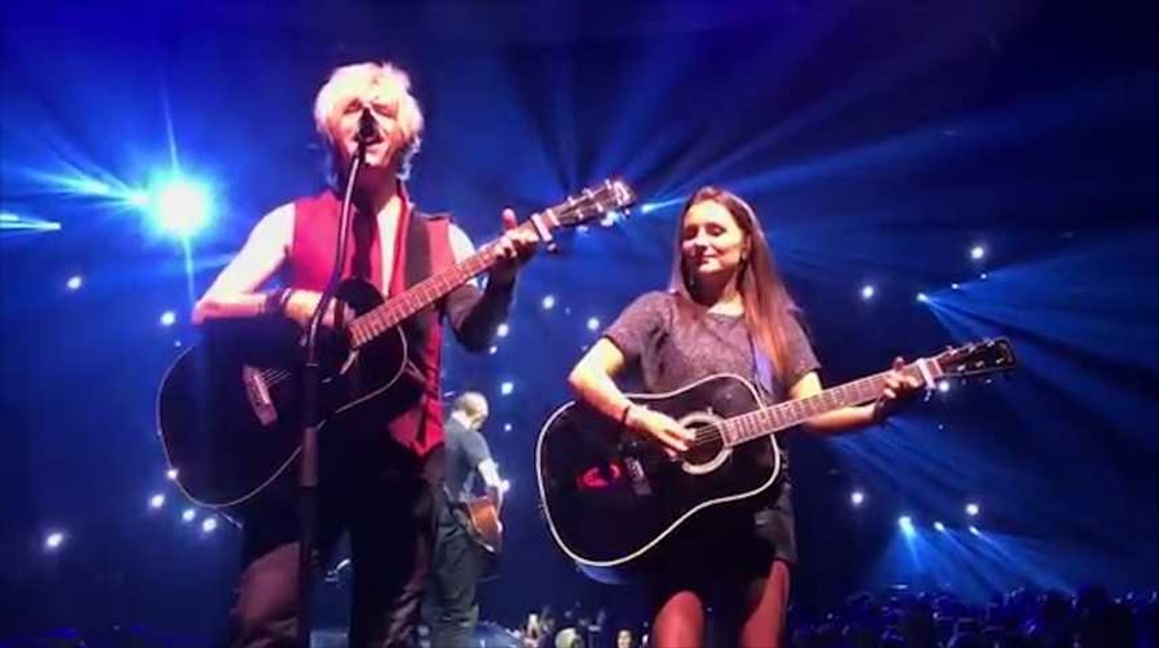 Une fan belge a été invitée à jouer un morceau à la guitare sur scène avec le groupe Indochine