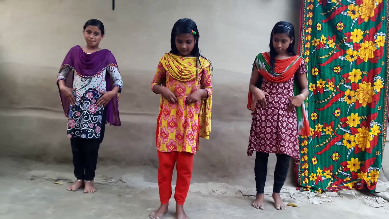 গ্রামের মেয়েদের সুন্দর একটি নাচ, না দেখলে মিস করবেন