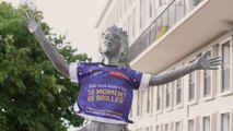 La statue de la Danse Printanière aux couleurs du Programme Volontaires