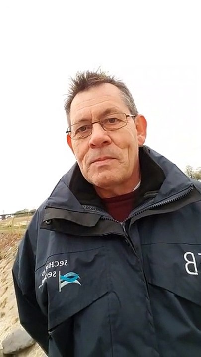 Ich stehe jetzt mit Gerald Fuchs von den Kölner Stadtentwässerungsbetrieben am Wasser bei den Poller Wiesen. Der Rhein war an dieser Stelle noch nie so niedrig.