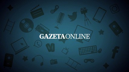 Homem anda de caiaque em Terra Vermelha, Vila Velha