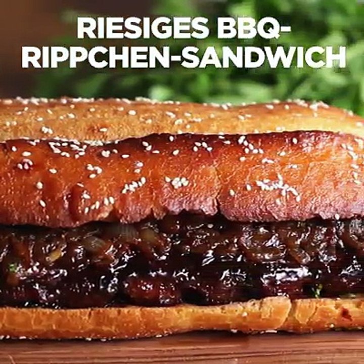 Mit diesem gigantischen BBQ-Rippchen-Sandwich kannst du locker eine bis (ungefähr...) 12 Personen satt machenZum Rezept: