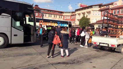 Sürücünün el frenini çekmeyi unuttuğu otobüs bariyerlere çarptı - EDİRNE