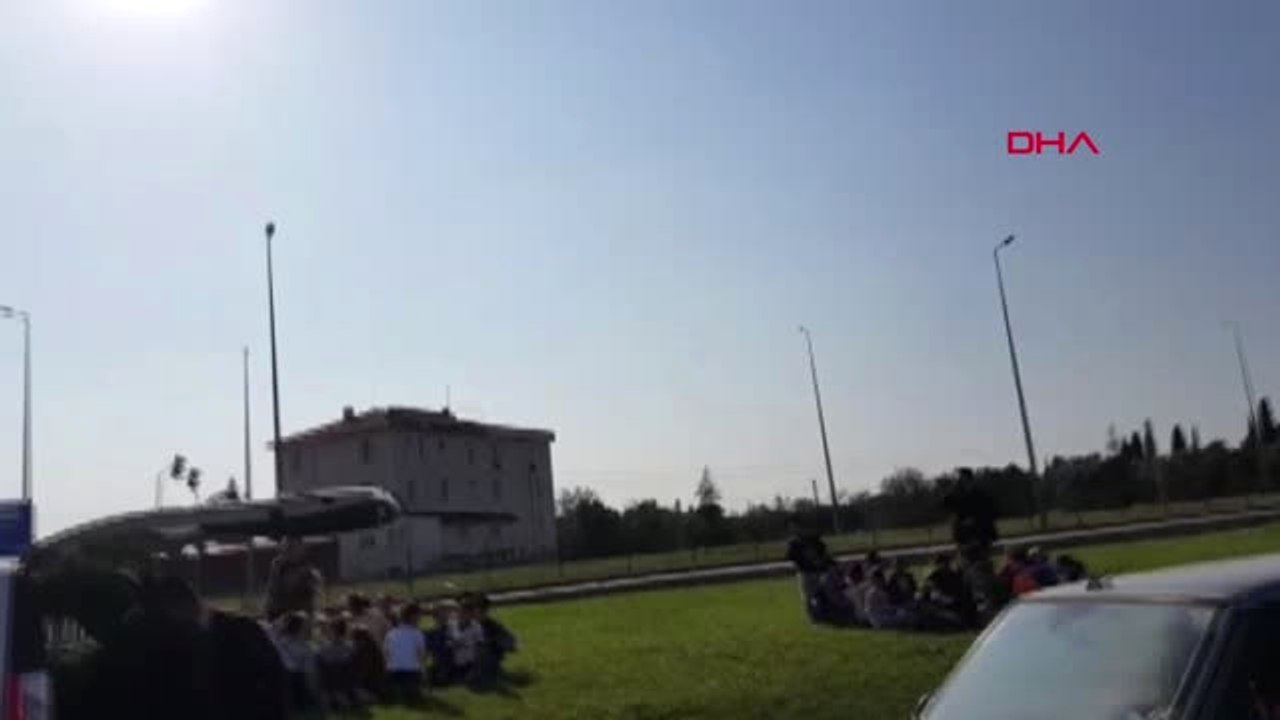 Balıkesir Edremit'te Öğrencileri Taşıyan Otobüs, Minibüsle Çarpıştı: 9 Yaralı