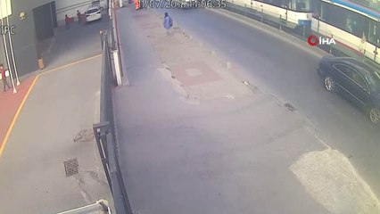 Temizlik İşçisine İki Tramvay Peş Peşe Çarptı...o Anlar Kamerada