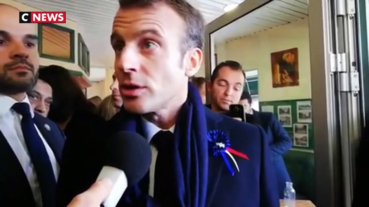 Emmanuel Macron rencontre des habitants dans un bar PMU près de Lens