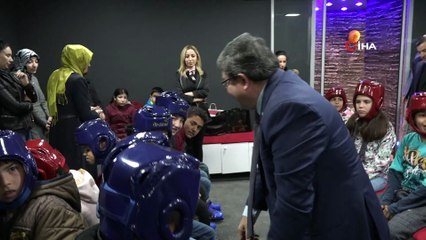 Özel gereksinimli çocukların buz pisti keyfi