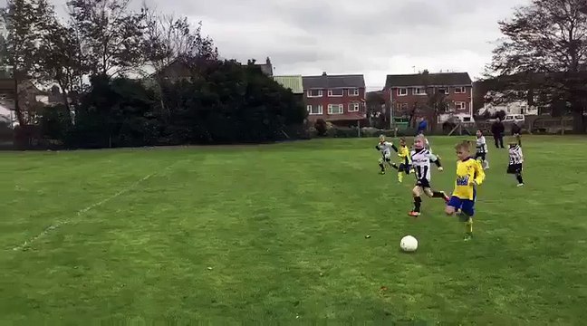 Un papa aide son fils gardien de but