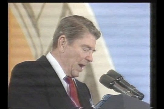 Raté : La réaction de Reagan quand un ballon éclate pendant son discours