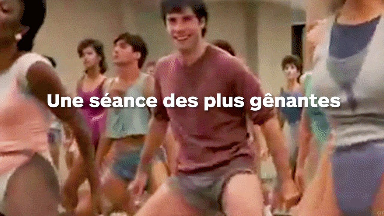 Il s'entraine à faire des "choses d'adultes" à la salle de sport...