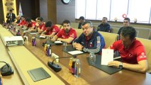 Bakan Kasapoğlu, Ampute Futbol Milli Takımı ile bir araya geldi