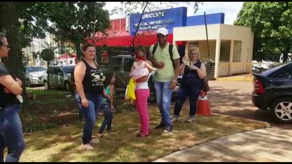 Ex-funcionários terceirizados do HU realizam protesto