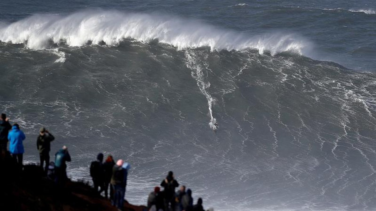 Nazaré in Portugal - Ritt auf der Riesenwelle