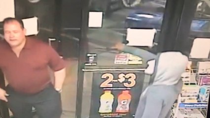 Cet homme se retrouve dans une situation très délicate... et il s'en moque !