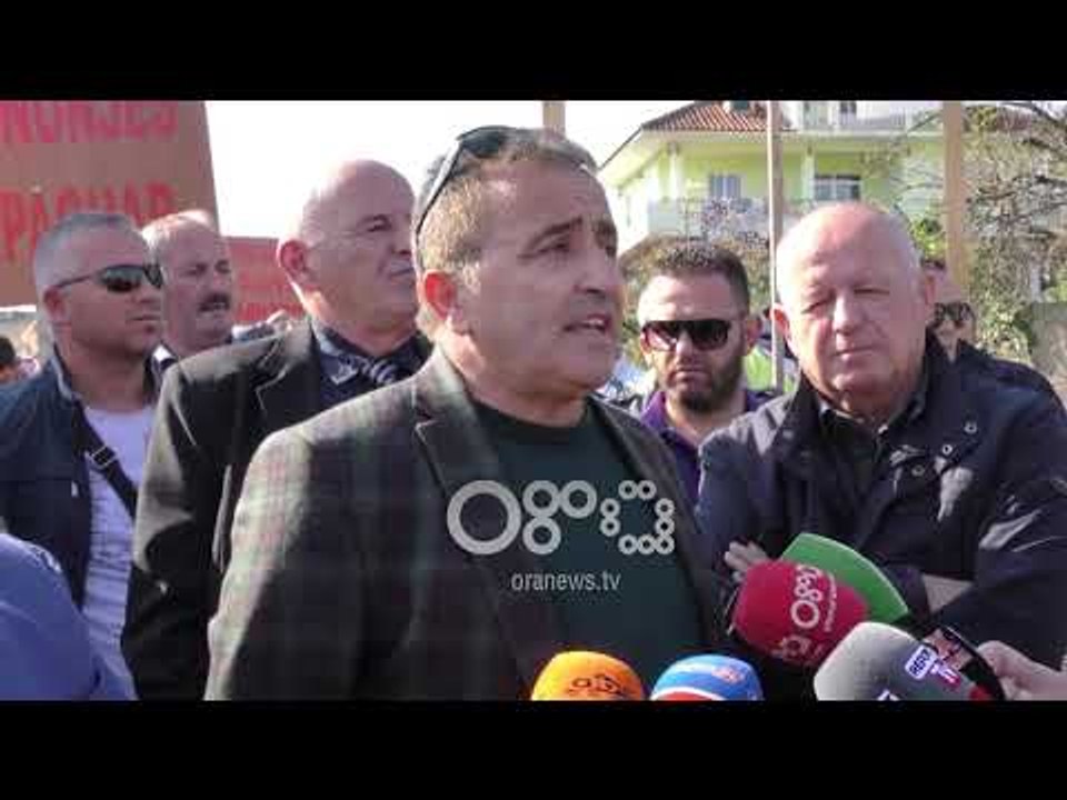 Ora News - Barrikadë njerëzore në rrugë, ish-nënkontraktorët: By-passi Fier nuk nis pa marrë paratë