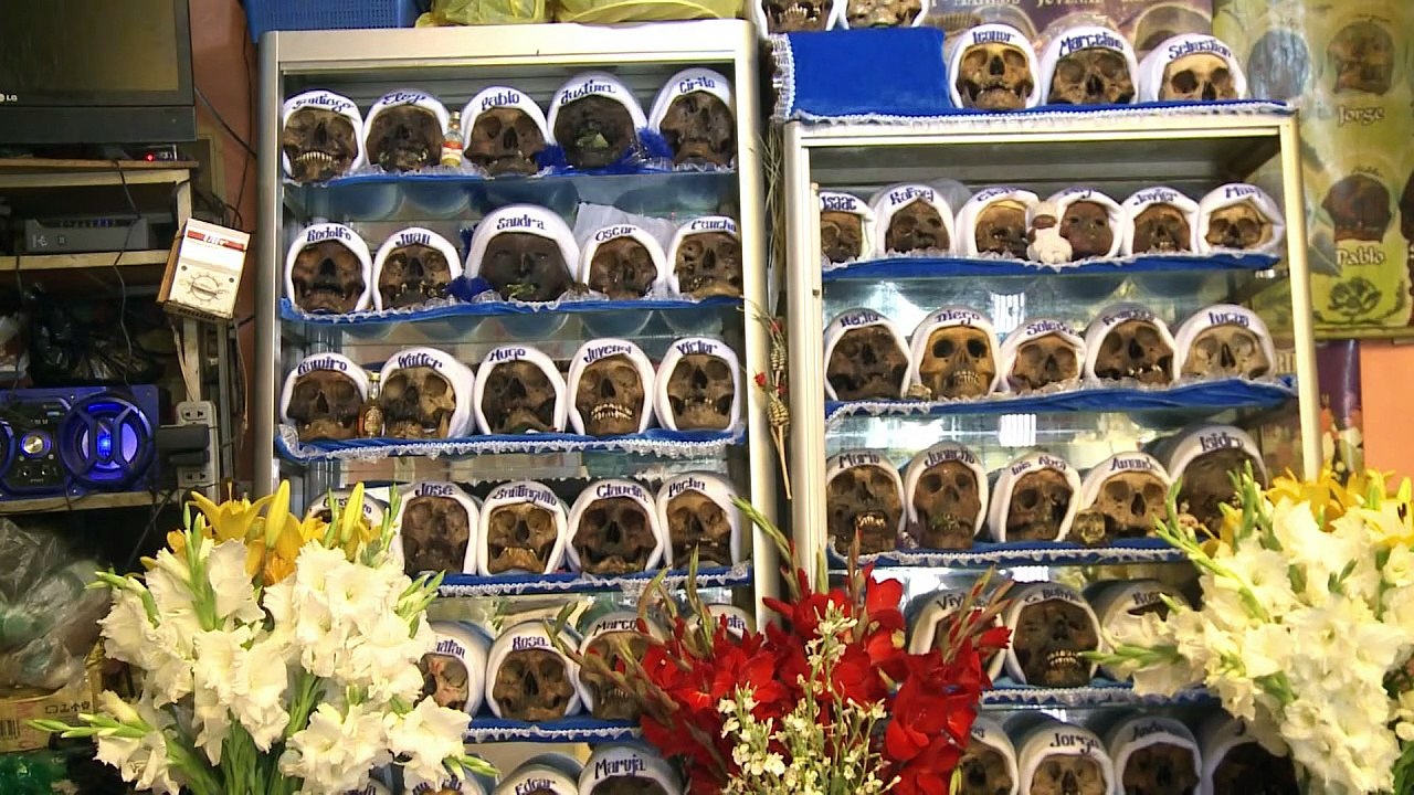 Bolivie: une gardienne de crânes qui lit l’avenir