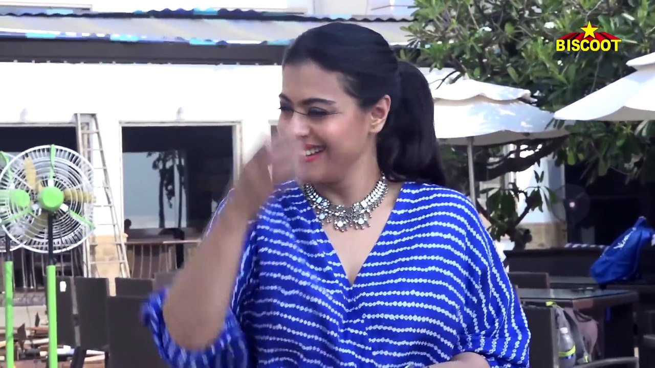 very latest bollywood news!!Kajol's EMBARRASSING MOMENT at Helicopter Eela Movie Promotion