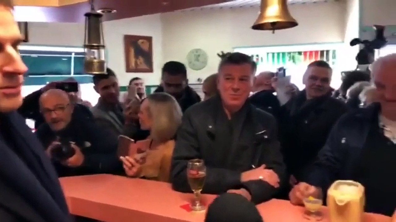 "Je paye ma tournée" : Emmanuel Macron rencontre des habitants dans un bar PMU près de Lens