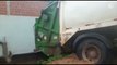 Em Piúma, caminhão de lixo quase caiu em uma casa