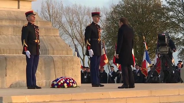 إيمانويل ماكرون يضع إكليلا من الزهور في مقبرة نوتردام دو لوريت