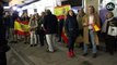 Una multitud espera a Dani Mateo a las puertas del teatro con banderas españolas y el himno de la Legión