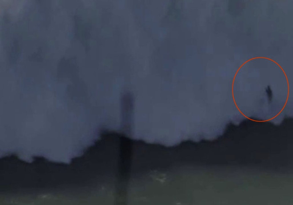 Dev Dalgalar Sörfçüyü Yuttu