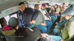 Choc : Deux hommes armés rackettent les passagers d'un minibus au Mexique.