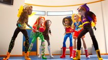 Bumbleblee, Poison Ivy and Katana vs Wonder Woman, Supergirl and Batgirl Cowgirls Duel (Doll Version