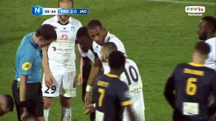 BANSAIS reste au sol suite à un contact avec un joueur de Drancy.