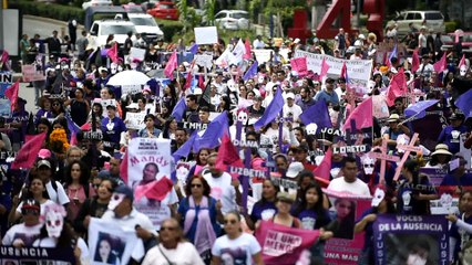 下载视频: Metro in Mexico City opens rails to migrant caravan on way to US