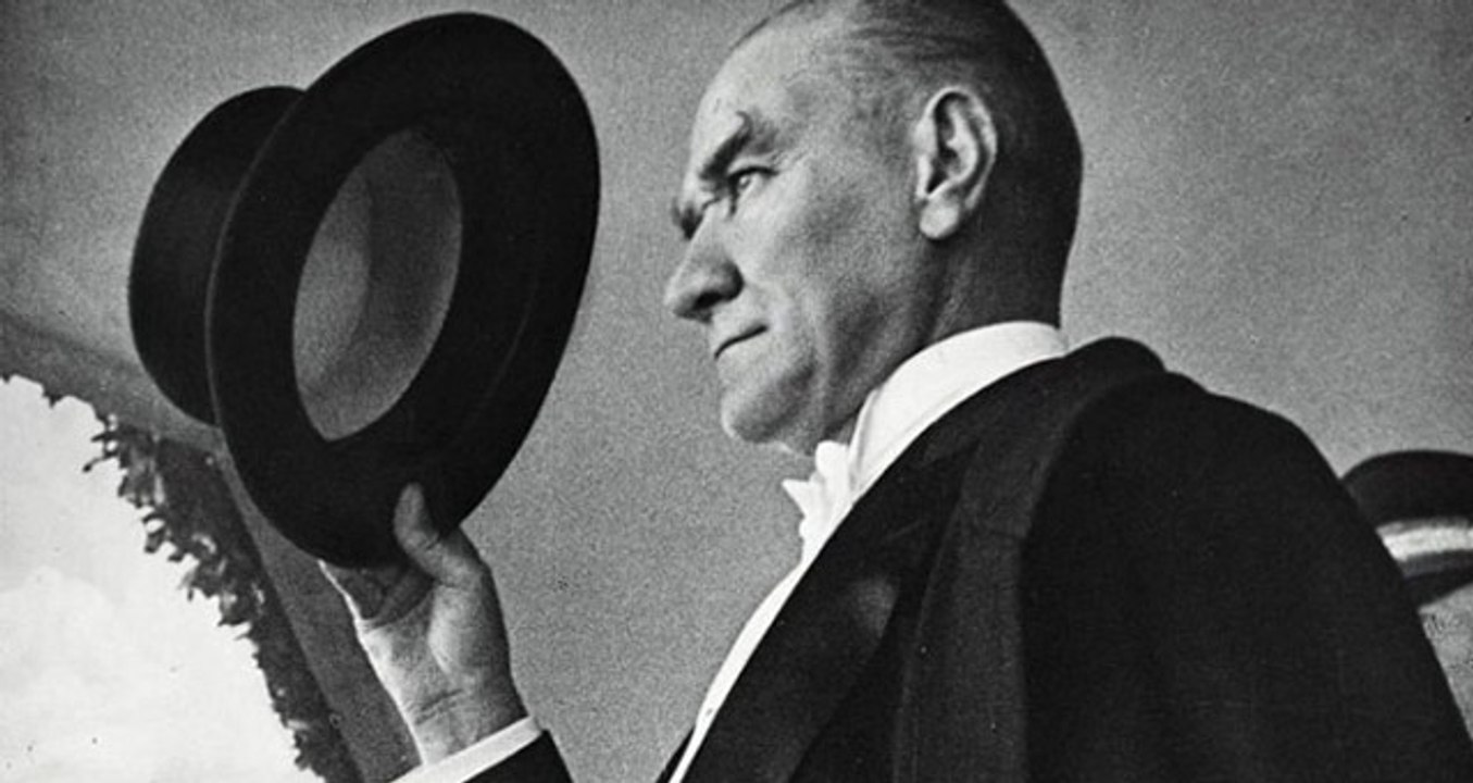 10 Kasım Atatürk'ü Anma Günü Şiirleri! İşte, 2, 4 ve 6 Kıtalık Kısa ve Uzun 10 Kasım Şiirleri