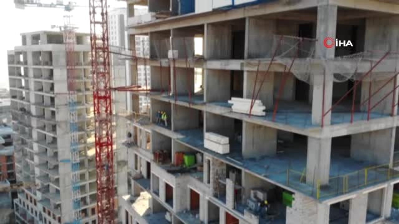 İşçilerin Metrelerce Yüksekteki Saygı Duruşu Havadan Görüntülendi