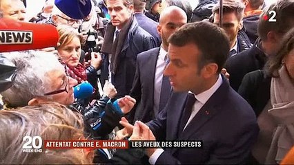 Скачать видео: Emmanuel Macron aurait bien pu être poignardé au milieu de la foule, mercredi 7 novembre, à Charleville-Mézières