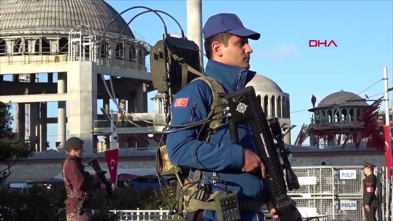Taksim'deki işçilerden Ata'ya saygı duruşu