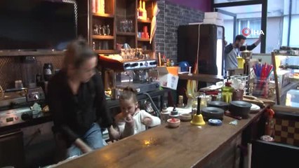 Hayallerini Çocuklarıyla Birlikte Büyütüyor...iki Küçük Kızıyla Hayalini Kurduğu Kafeyi İşletiyor