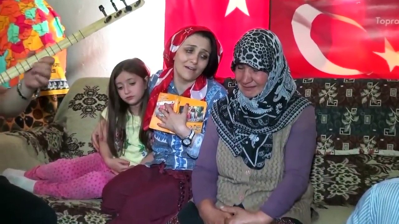 soldier henna ŞEHİT ANASI KADRİYE SARUHAN-ŞEHİT İN ODASINDA ÇEKİLMİŞTİR