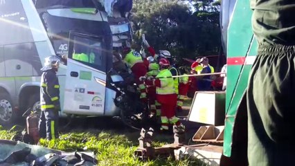 Grave colisão na BR-277: Aproximadamente 15 pessoas ficaram feridas