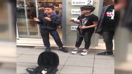 Zonguldak Klarnetle İzmir Marşın Çalan Kuzenler İlgi Odağı Oldu
