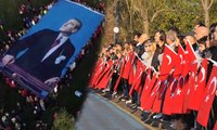 Kadıköy'de binlerce kişi Ata'ya saygı zinciri oluşturdu