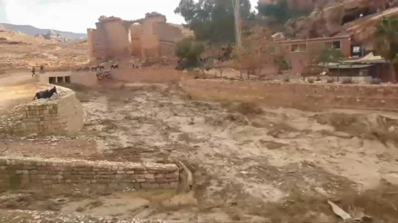 السيول تقتل 12 شخصاً في الأردن والفيضانات تطيح...
