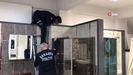 İş Yerine Girip Dolabın Arkasına Sıkışan Kediyi İtfaiye Ekipleri Kurtardı