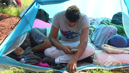 الهاتف أداة ثمينة في يد أعضاء قافلة المهاجرين في المكسيك